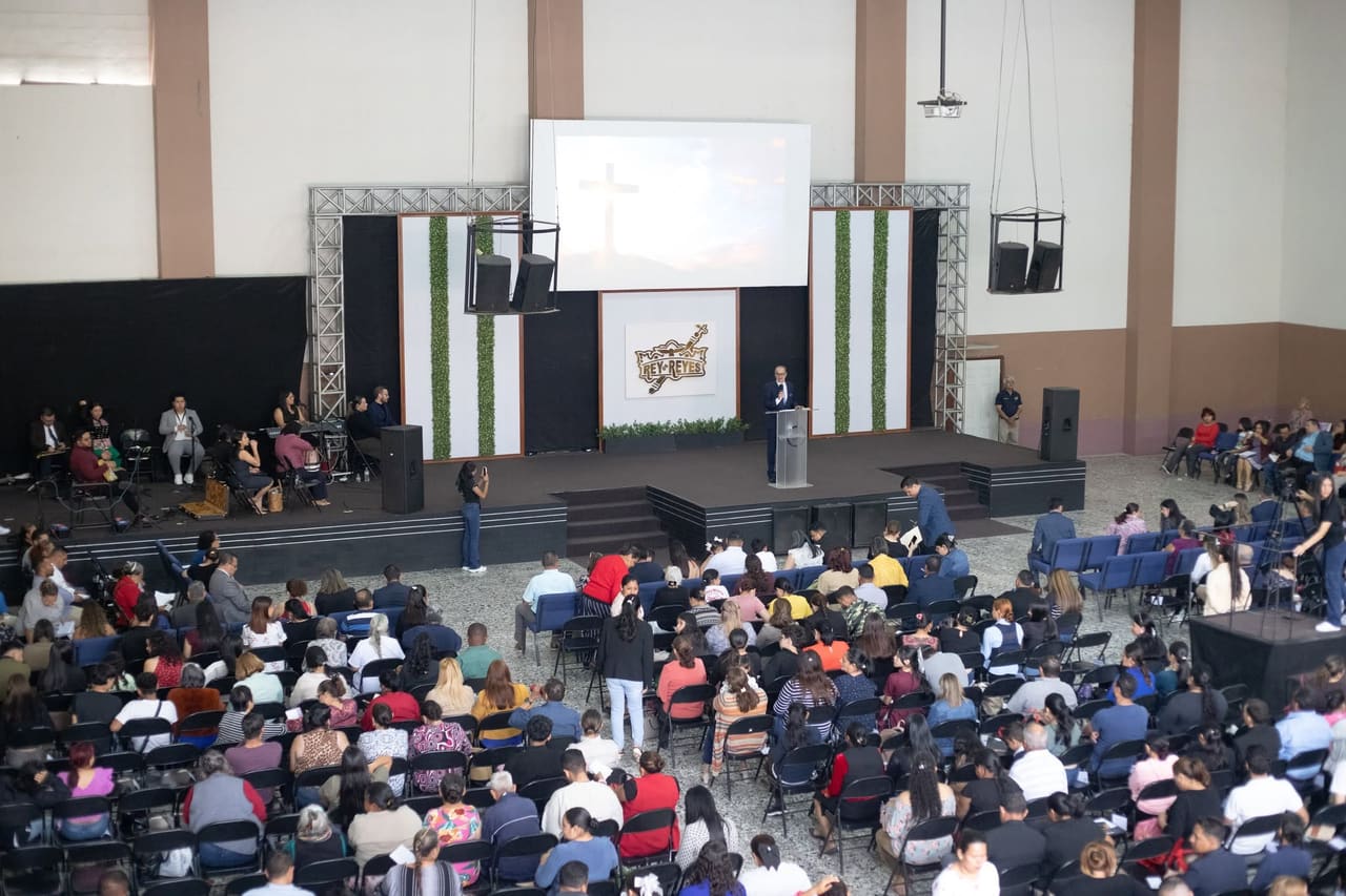 Auditorio lleno durante el servicio dominical, visto desde el balcón.